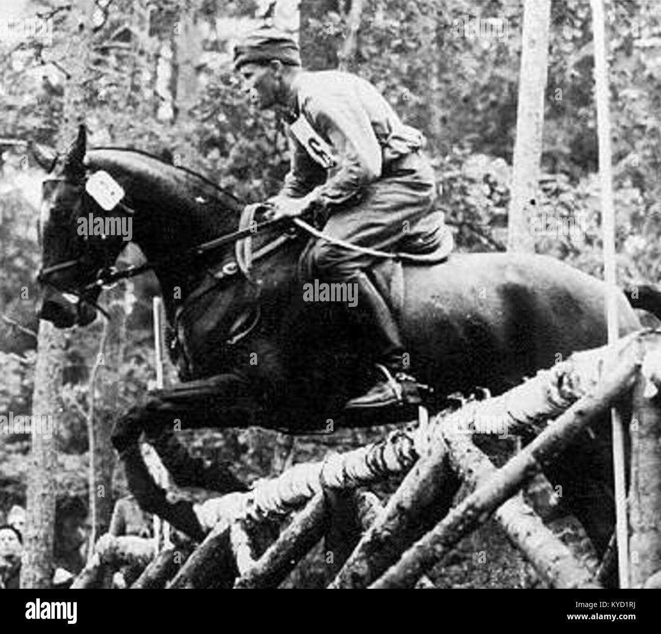 Ein Schwarzweiß-Foto des schwedischen Reiters Petrus Kastenman bei der Olympischen Vielseitigkeit 1956 in Järvafältet, auf dem er auf seinem Pferd in natürlichem Gelände reitet. Stockfoto