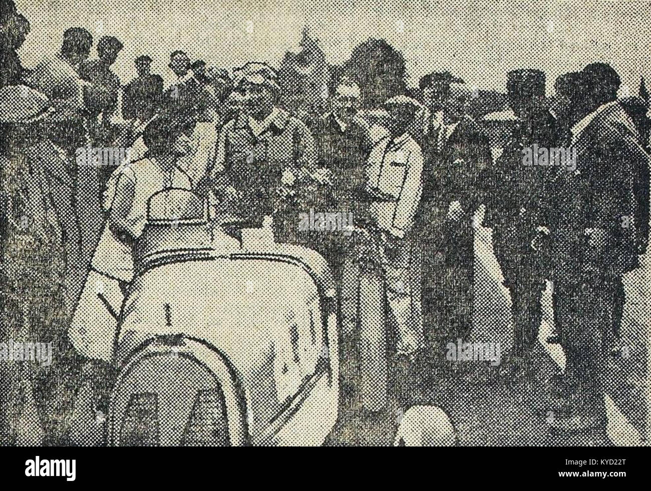 Ein Foto von 1930, auf dem der französische Rennfahrer Philippe Etancelin am Ziel des Grand Prix de l'ACF neben seinem Auto und seiner Frau stand und seine Leistung in der frühen Ära des Grand Prix-Rennens feierte. Stockfoto