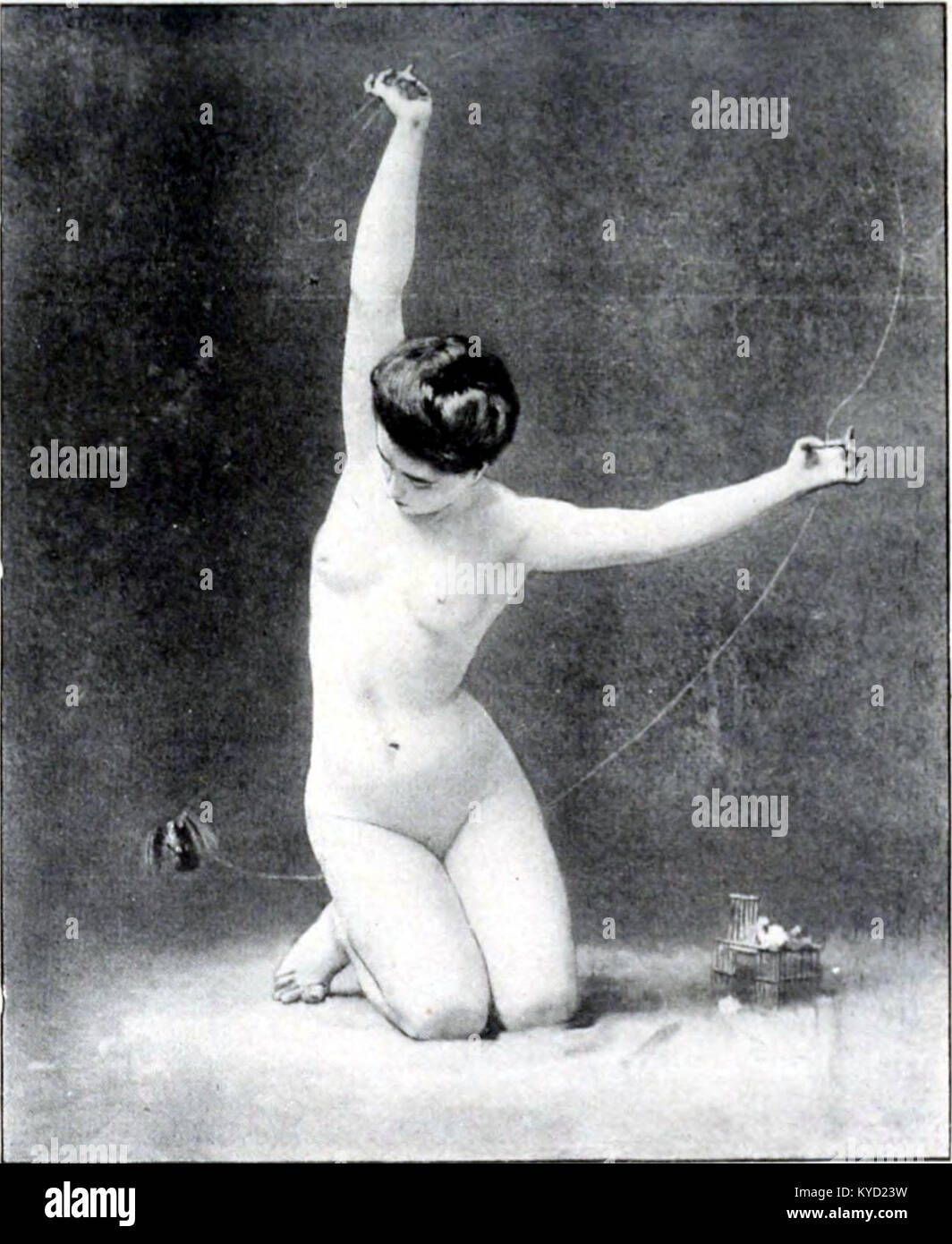 Das Werk „La femme à l’oiseau“ von Philippe Zacharie präsentiert eine figurative Komposition einer Frau, die einen Vogel hält und Themen der Mensch-Tier-Beziehung in der modernen Kunst reflektiert. Stockfoto