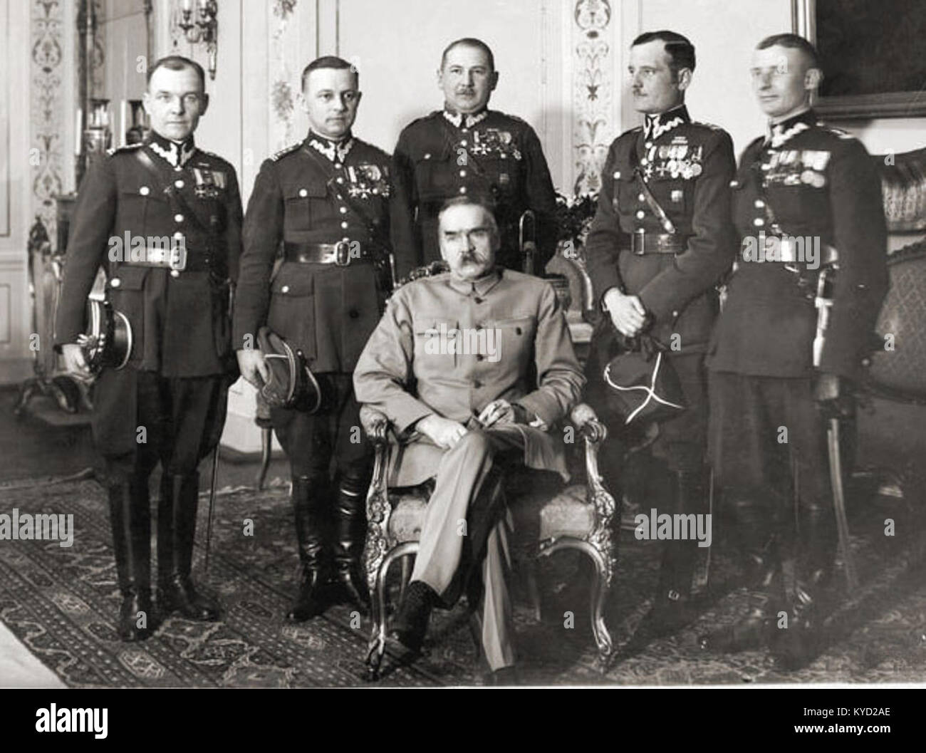 Ein historisches Foto, das Józef Piłsudski mit Offizieren der 1. Polnischen Legion-Division zeigt, welche die polnische Militärführung während des Ersten Weltkriegs dokumentieren Stockfoto