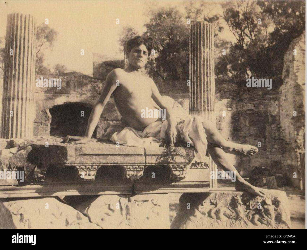 Ein Foto von Wilhelm von Plüschow mit dem Titel „et in Arcadia Ego“, inspiriert von klassischen Idealen der Schönheit und des Sterbens. Die Komposition spiegelt neoklassische Einflüsse und die arkadische künstlerische Tradition wider. Stockfoto