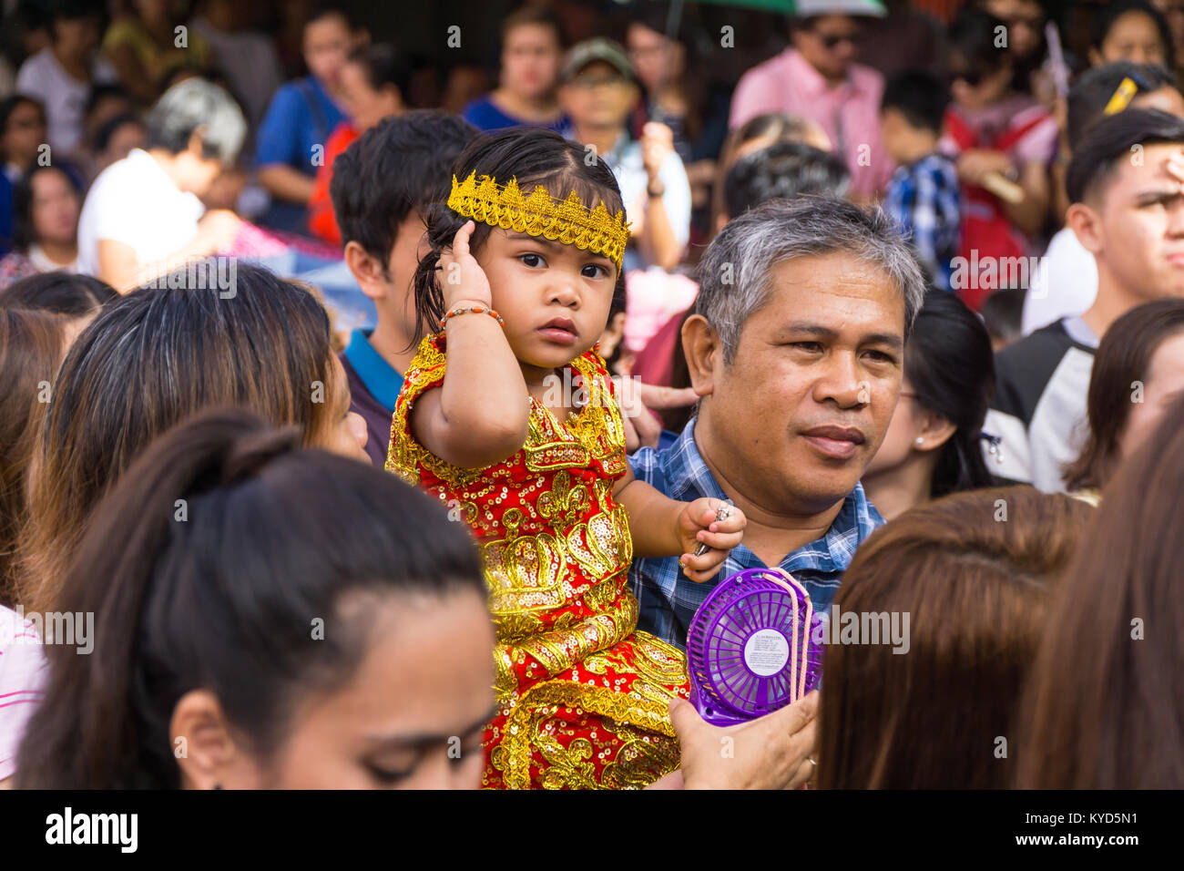 Cebu City, Philippinen. 14. Januar, 2018. Ein junges Kind trägt ein Santo Nino Outfit direkt in die Kamera schaut. Als Teil der Sinulog 9 Tag religiöse Fest, der philippinischen Katholiken versammeln sich am frühen Morgen die Sonntagsmesse mit Santo Nino Figürchen, Repliken des Kindes Jesus. Der Glaube in diesem Bildnis stammt aus der Zeit der Entdecker Ferdinand Magellan, der die ursprüngliche Figur als Geschenk, als er im Jahr 1521 bei Cebu landeten gab. Quelle: bildergallerie 2/Alamy leben Nachrichten Stockfoto