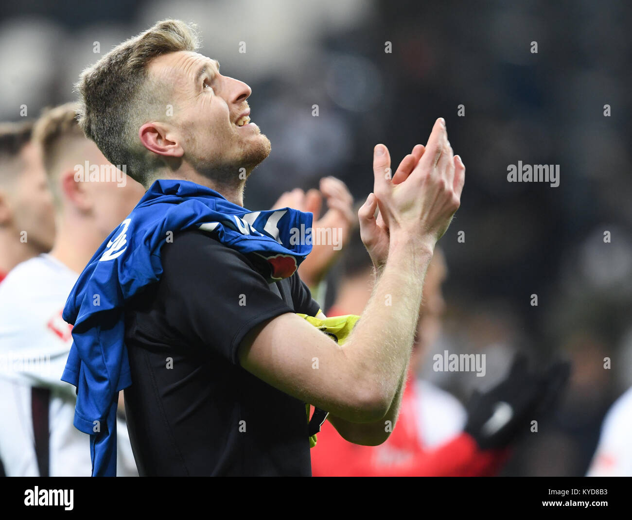 Die Eintracht Frankfurt Torwart Lukas Hradecky applaudiert Vor dem Fan Block nach dem Spiel gegen den SC Freiburg in der Commerzbank Arena Frankfurt, Deutschland, 13. Januar 2018. Foto: Arne Dedert/dpa Stockfoto