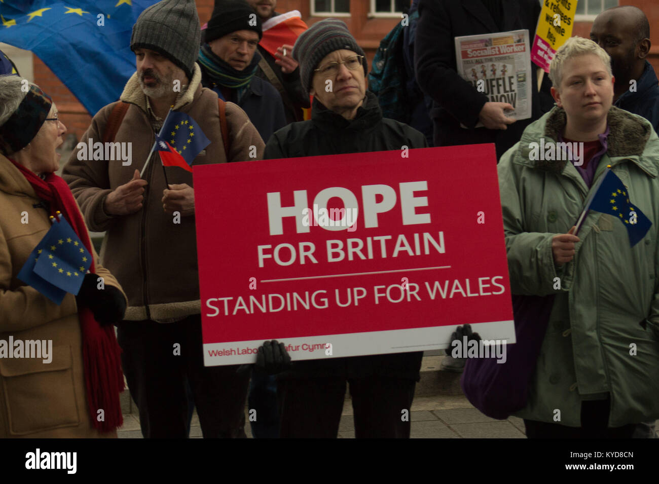 Cardiff, South Glamorgan, UK. 13 Jan, 2018. Eine kleine Zahl von Mitgliedern der Gruppe machen Großbritannien große wieder außerhalb der Nationalversammlung von Wales in Cardiff gesammelt. Sie hatten erwartet, durch den Führer der UKIP Wales Neil Hamilton und Gareth Bennett bin, die erwartet wurden, zu sprechen kam, aber sie sind nicht für die Veranstaltung zur Unterstützung der Brexit. Stattdessen wurden sie von einem Zähler Protest von etwa hundert Menschen organisiert durch Stehen bis zum Rassismus Wales met. Quelle: Jim Holz/SOPA/ZUMA Draht/Alamy leben Nachrichten Stockfoto