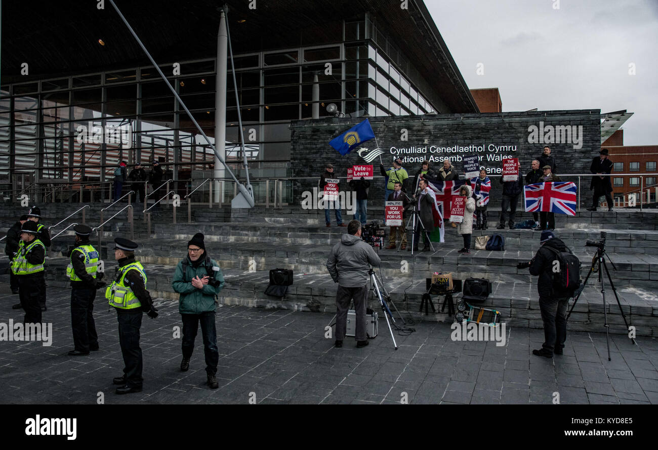 Cardiff, South Glamorgan, UK. 13 Jan, 2018. Eine kleine Zahl von Mitgliedern der Gruppe machen Großbritannien große wieder außerhalb der Nationalversammlung von Wales in Cardiff gesammelt. Sie hatten erwartet, durch den Führer der UKIP Wales Neil Hamilton und Gareth Bennett bin, die erwartet wurden, zu sprechen kam, aber sie sind nicht für die Veranstaltung zur Unterstützung der Brexit. Stattdessen wurden sie von einem Zähler Protest von etwa hundert Menschen organisiert durch Stehen bis zum Rassismus Wales met. Quelle: Jim Holz/SOPA/ZUMA Draht/Alamy leben Nachrichten Stockfoto