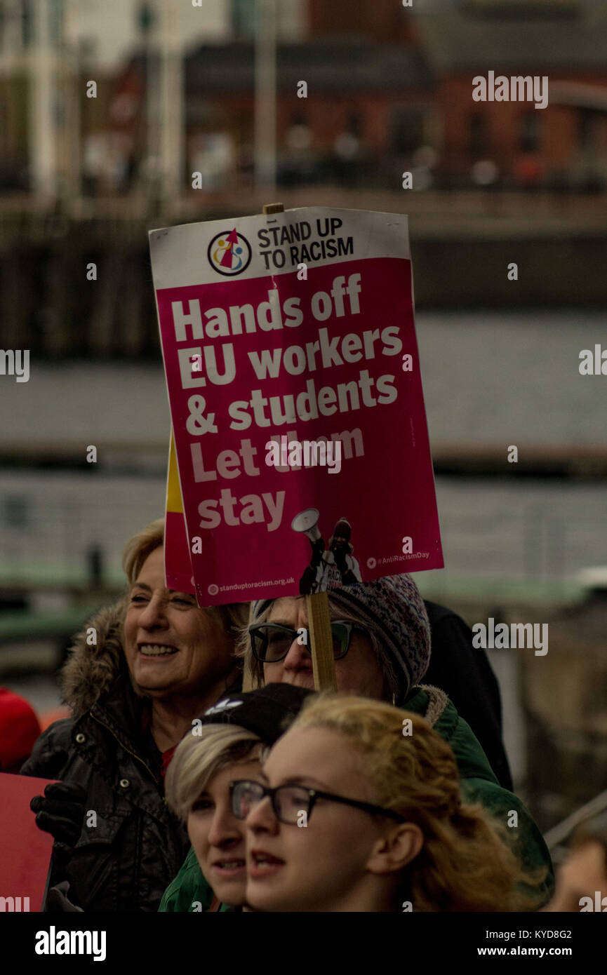 Cardiff, South Glamorgan, UK. 13 Jan, 2018. Ein Zähler demonstrant gesehen hält ein Plakat schreiben auf es "Hände weg von EU-Arbeitnehmern und Studenten" wie eine kleine Anzahl von Mitgliedern der Gruppe machen Großbritannien große wieder außerhalb der Nationalversammlung von Wales in Cardiff gesammelt. Sie hatten erwartet, durch den Führer der UKIP Wales Neil Hamilton und Gareth Bennett bin, die erwartet wurden, zu sprechen kam, aber sie sind nicht für die Veranstaltung zur Unterstützung der Brexit. Stattdessen wurden sie von einem Zähler Protest von etwa hundert Menschen organisiert durch Stehen bis zum Rassismus Wales met. (Bild: © Stockfoto