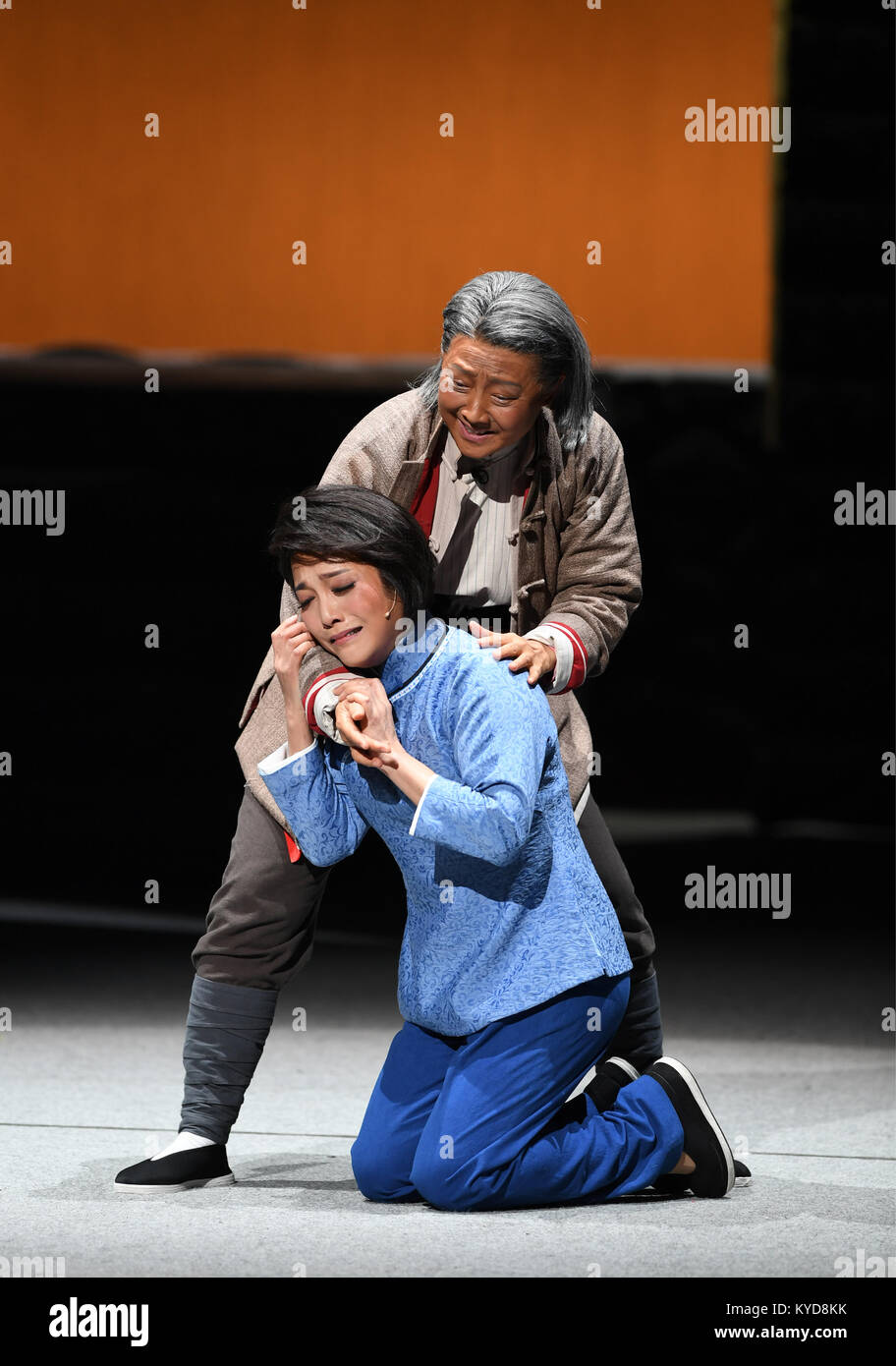 Chongqing. 13 Jan, 2018. Schauspieler neue Version der Sichuan Oper ister Jiang' im Südwesten Chinas Chongqing Gemeinde, Jan. 13, 2018. Credit: Wang Quanchao/Xinhua/Alamy leben Nachrichten Stockfoto
