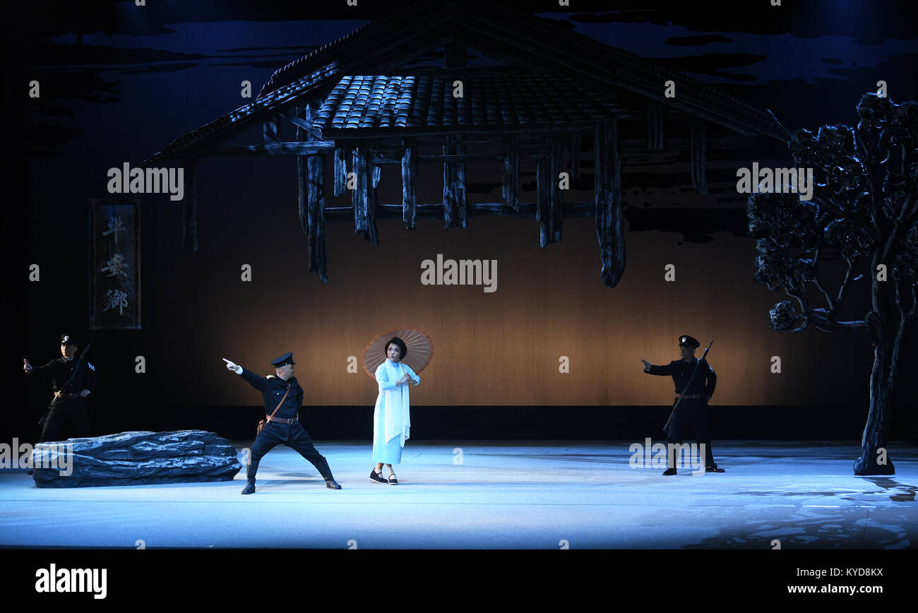 Chongqing. 13 Jan, 2018. Schauspieler neue Version der Sichuan Oper ister Jiang' im Südwesten Chinas Chongqing Gemeinde, Jan. 13, 2018. Credit: Wang Quanchao/Xinhua/Alamy leben Nachrichten Stockfoto