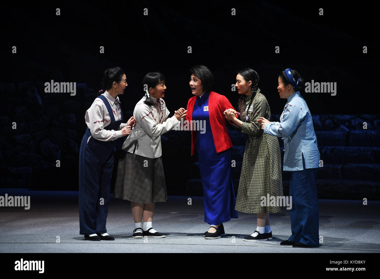 Chongqing. 13 Jan, 2018. Schauspieler neue Version der Sichuan Oper ister Jiang' im Südwesten Chinas Chongqing Gemeinde, Jan. 13, 2018. Credit: Wang Quanchao/Xinhua/Alamy leben Nachrichten Stockfoto