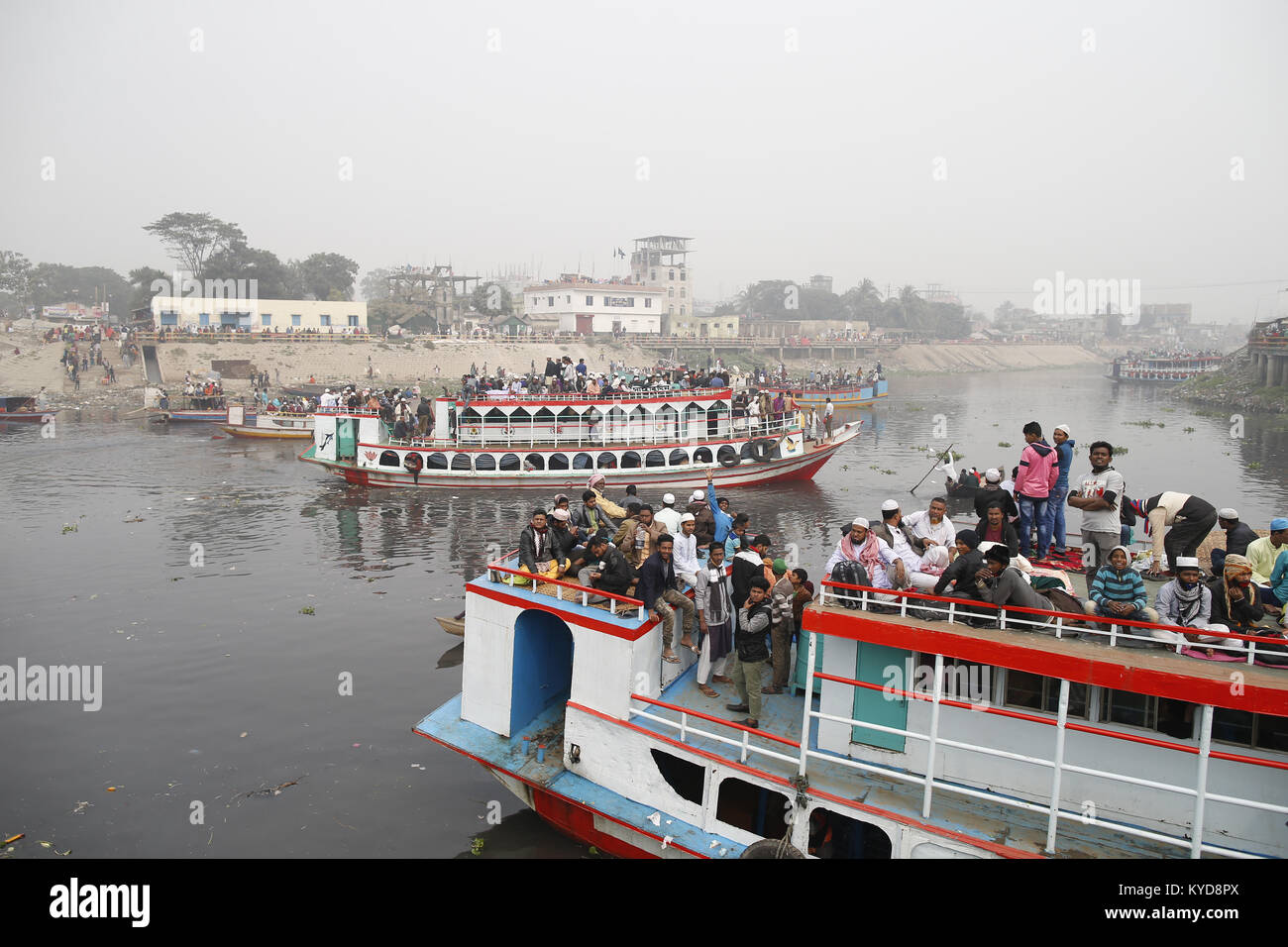 Tongi, Bangladesch. 14 Jan, 2018. Bangladeshi muslimischen Gläubigen zurück zur Startseite auf überfüllten Boote nach dem Besuch am letzten Tag der 3-tägigen islamischen Gemeinde am Ufer des Flusses Turag in Tongi, in der Nähe von Dhaka, Bangladesch. Credit: Suvra Kanti Das/ZUMA Draht/Alamy leben Nachrichten Stockfoto