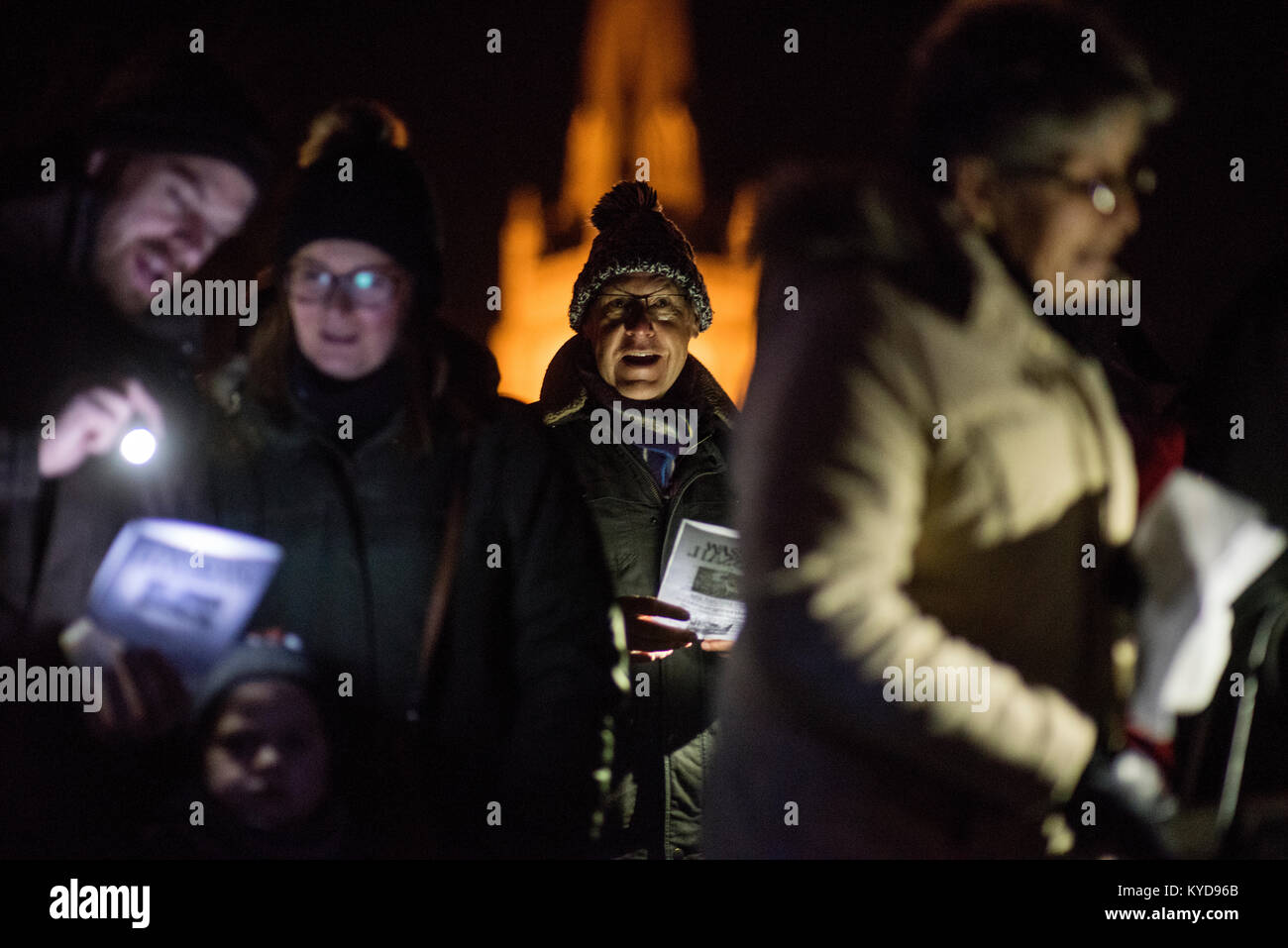 Thaxted, Essex, Großbritannien. 13. Januar, 2018. Die thaxted Wassail im Clarence House Gardens, Thaxted Essex, England, Grossbritannien. 13. Januar 2018 Mitglieder der Thaxted Gemeinschaft, einige in der Grüne Mann Kostüm gekleidet, wassailed in den alten Obstgarten, wo Sie traditionelle Volkslieder zu wandernden Musiker sangen und machten viel Lärm böse Geister mit Küche setzt eine gute Apfelernte in diesem Jahr durch Verlassen des Toast in Apfelwein auf dem Zweige getränkt fördern abzuwehren. Hot Apple Cider und Apfelkuchen serviert. Stockfoto