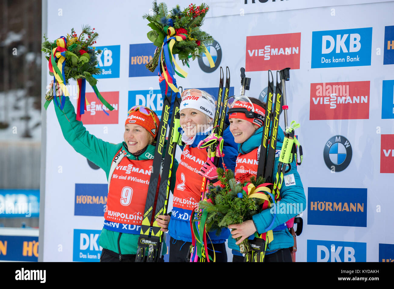 Ruhpolding, Deutschland. 14 Jan, 2018. Deutschland, Ruhpolding - Januar 14, 2017. Kaisa Makarainen (2) Finnlands auf dem Podium mit Laura Dahlmeier (9) in Deutschland und der Tschechischen Republik Veronikathe Vitkova bei Frauen 12,5 km Massenstart am BMW IBU Weltcup Biathlon in Ruhpolding. (Foto: Gonzales Foto/Alamy leben Nachrichten Stockfoto