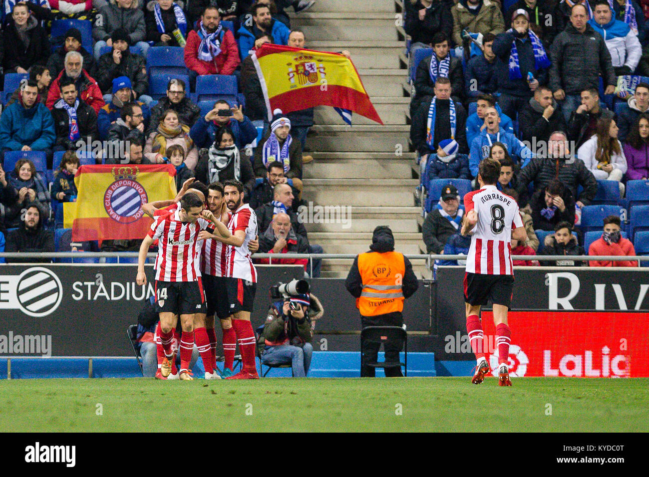 Athletic Club Spieler feiert das Ziel der Athletic Club, Inaki Williams (11) Während des Spiels zwischen RCD Espanyol v Athletic Club, für die Runde 19 der Liga Santander, an RCDE Stadium am 14. Januar 2018 in Barcelona, Spanien gespielt. Stockfoto