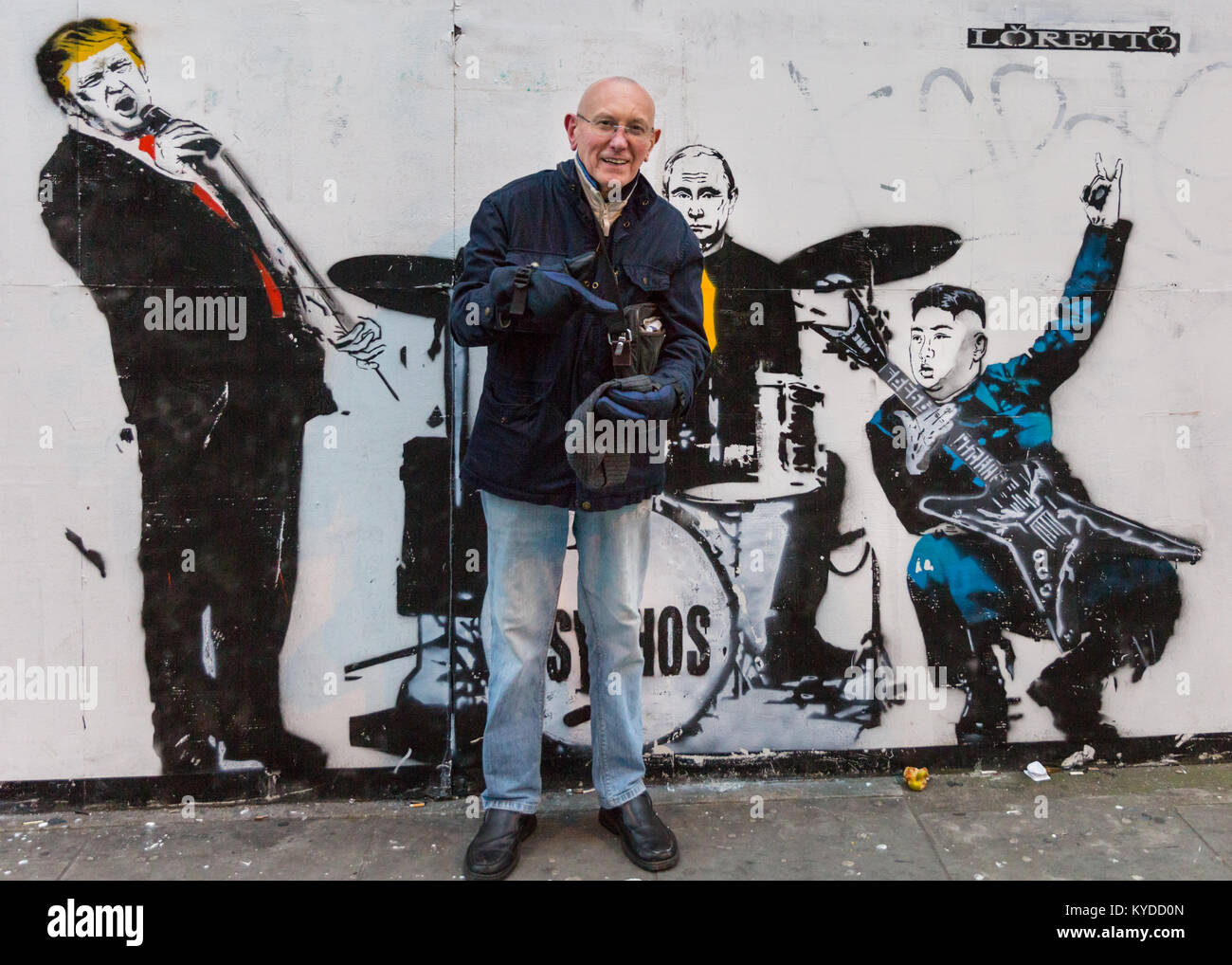 Shoreditch, London, 14. Jan 2018. Londonern und Touristen Reagieren und Interagieren mit einem neuen street art Stück für Loretto, Darstellung von US-Präsident Donald Trump als Leadsänger der Band "Psychos", mit Wladimir Putin am Schlagzeug und Nordkoreas Kim Jong-un an der Gitarre. Die Arbeit ist von der Londoner Künstler Loretto, deren Stücke mit sozialpolitischen Kontext, in banksy-esque Stil, über London im letzten Jahr erschienen sind. Credit: Imageplotter Nachrichten und Sport/Alamy leben Nachrichten Stockfoto