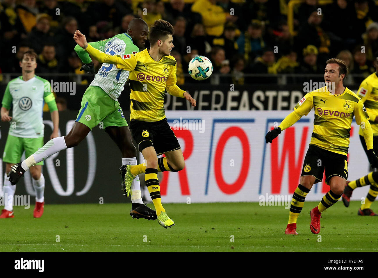 Dortmund, Deutschland. 14 Jan, 2018. Josuha Guilavogui (2 L) von Wolfsburg Mias mit Julian Weigl (3 L) von Dortmund während ihrer Bundesligaspiel am Signal Iduna Park, Dortmund, Deutschland, am 14.01.2018. Das Match 0:0 Unentschieden. Quelle: Joachim Bywaletz/Xinhua/Alamy leben Nachrichten Stockfoto