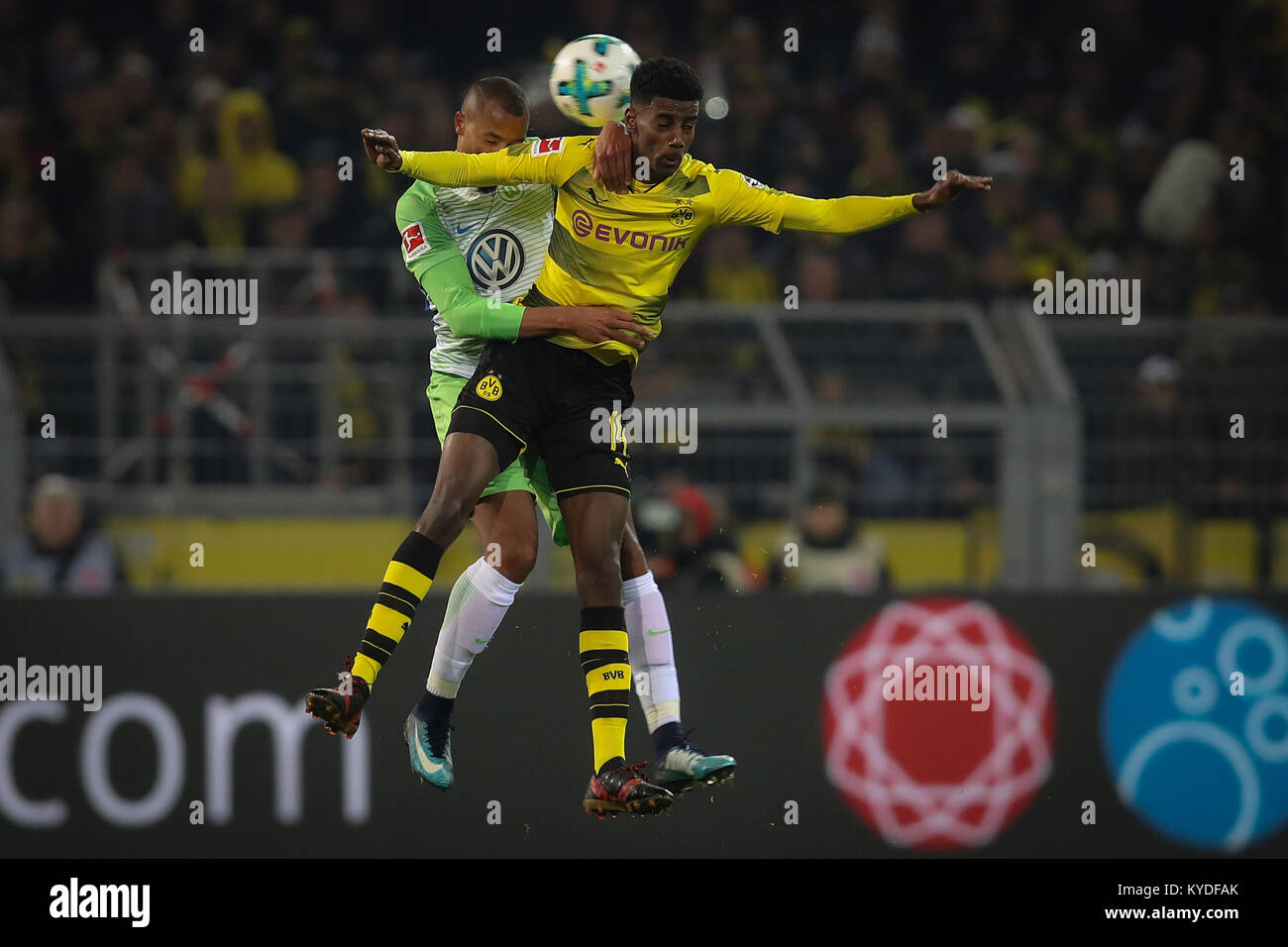 Dortmund, Deutschland. 14 Jan, 2018. Marcel Tisserand (L) von Wolfsburg Mias mit Alexander Isak Dortmund während ihrer Bundesligaspiel am Signal Iduna Park, Dortmund, Deutschland, am 14.01.2018. Das Match 0:0 Unentschieden. Quelle: Joachim Bywaletz/Xinhua/Alamy leben Nachrichten Stockfoto