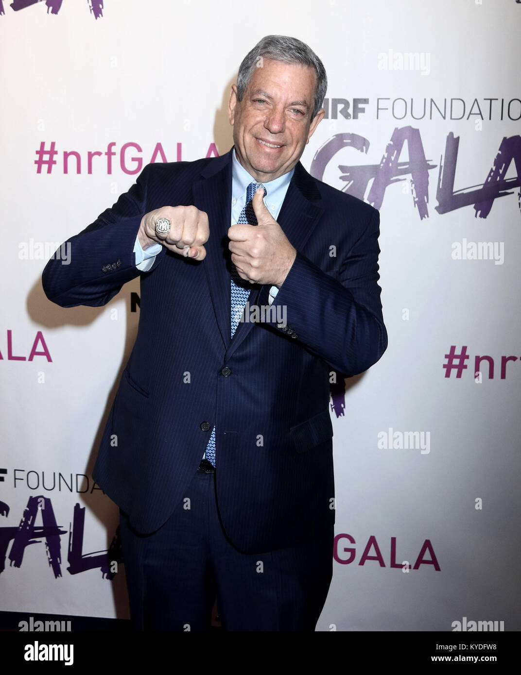 New York City, New York, USA. 14 Jan, 2018. CEO des Modell's Sporting Goods MITCHELL MODELL zeigt seine Yankee Meisterschaft Ring an die 2018 National Retail Federation Gala am Pier 60 An den Chelsea Piers statt. Credit: Nancy Kaszerman/ZUMA Draht/Alamy leben Nachrichten Stockfoto