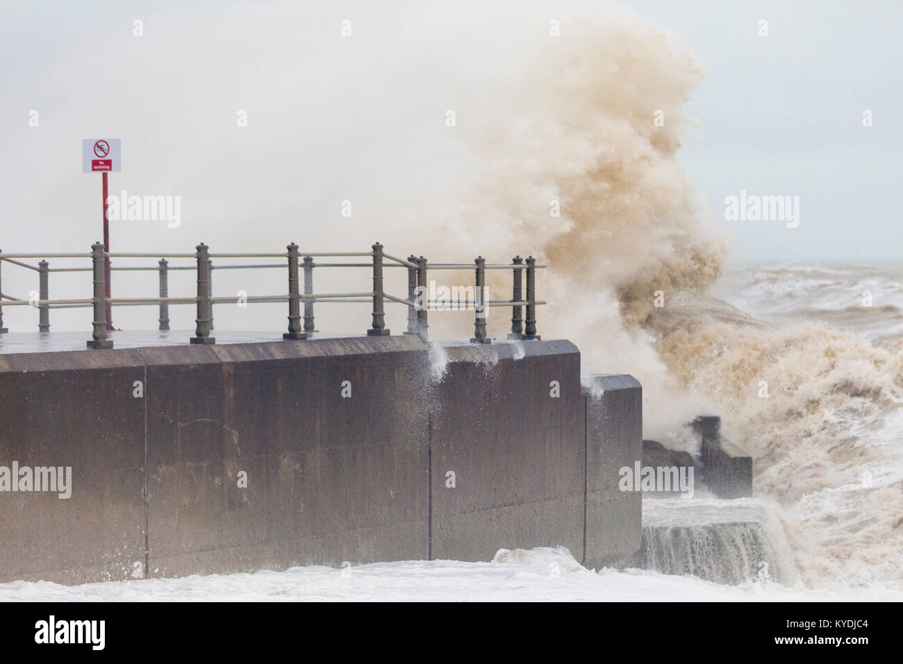 Hastings, East Sussex, UK. 15. Januar, 2018. UK Wetter. Starker Regen und Sturm Winde in Hastings den Hafen Arm nimmt einen Rammbock vor dem tobenden Meer und Wellen. Die derzeit mit Böen von bis zu 50 mph. Foto: Paul Lawrenson/Alamy leben Nachrichten Stockfoto