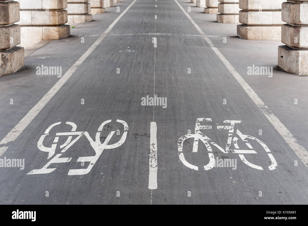 Radweg unter Brücke in Paris Bercy Stockfoto