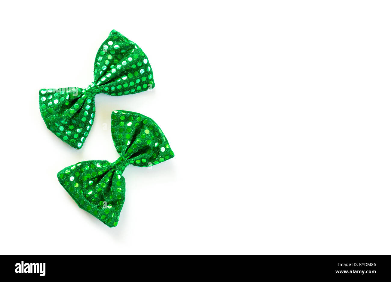 2 helle grüne Fliege mit Pailletten für den St. Patrick's Day Isolated On White Stockfoto