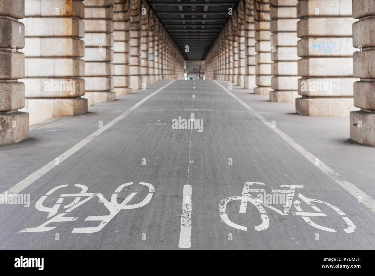 Radweg unter Brücke in Paris Bercy Stockfoto