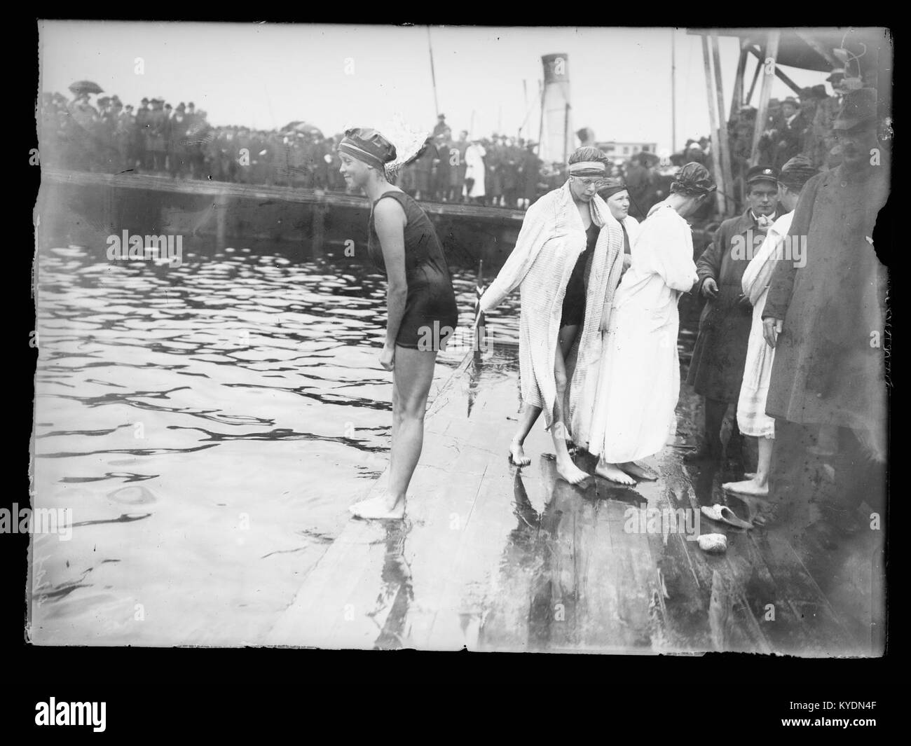 Eine Fotografie aus dem Jahr 1916, die Schwimmer zeigt, die an einem Wettbewerb in Norwegen teilnahmen und die Entwicklung des organisierten Wassersports und der öffentlichen Erholung im frühen 20. Jahrhundert repräsentiert. Stockfoto