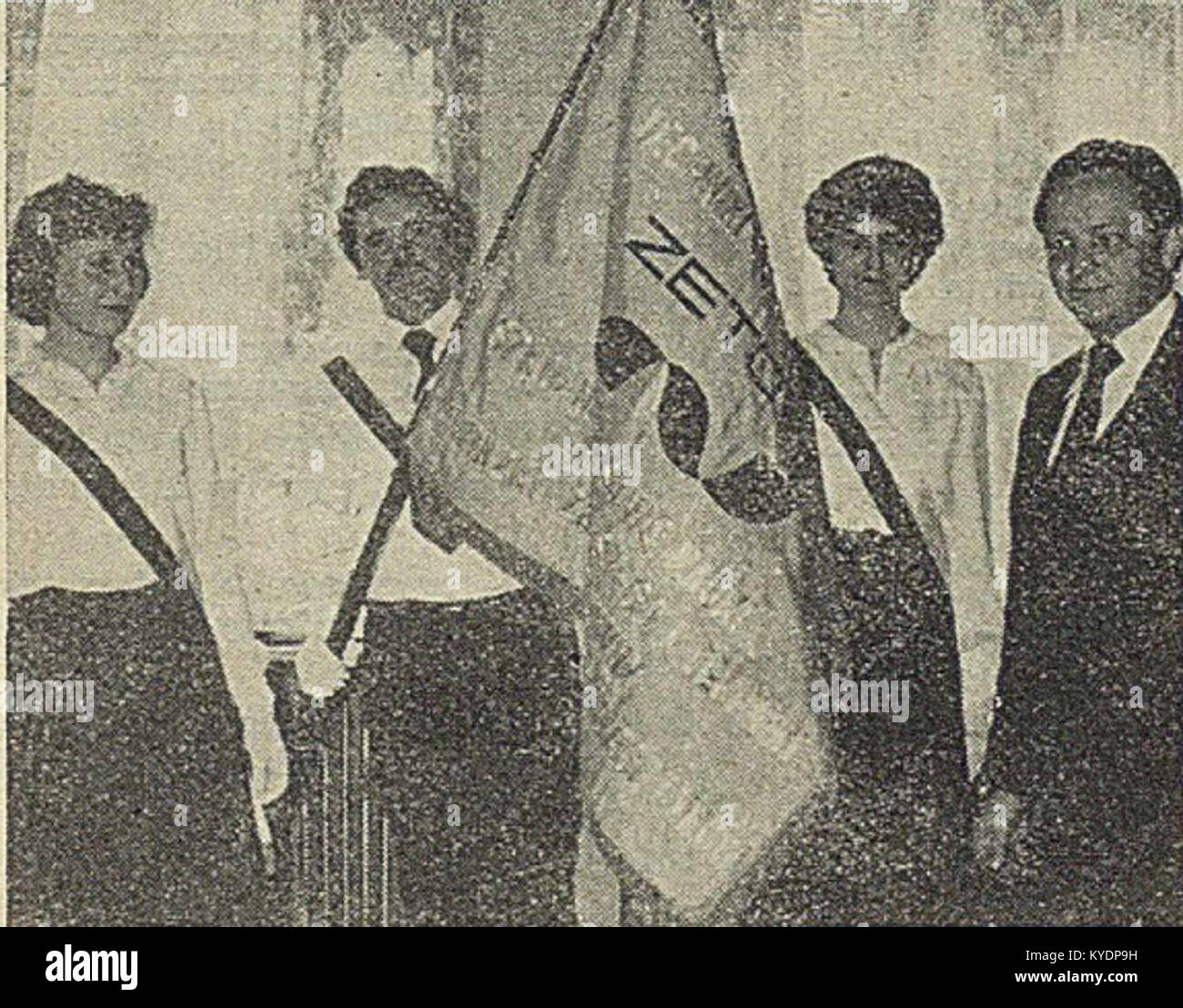 Ein Foto, das die Firmenflagge von ZETO in Stettin, Polen, 1980 zeigt. Das Bild spiegelt die unternehmerische und industrielle Identität des sozialistischen Unternehmens wider. Stockfoto