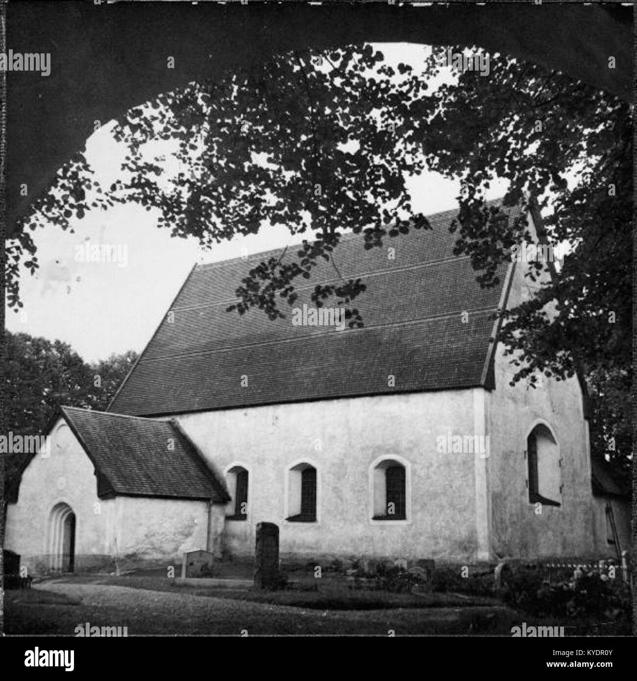 Foto der Täby-Kirche in Schweden, einer mittelalterlichen Kirche, die für ihr romanisches Design und ihre Fresken bekannt ist und ein Schlüsselbeispiel schwedischer kirchlicher Kunst und Geschichte darstellt. Stockfoto
