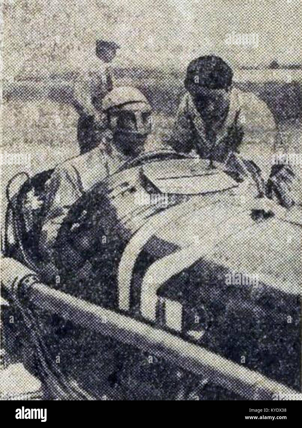 Tazio Nuvolari trat 1932 beim Großen Preis von Frankreich (ACF) an, als er in einem historischen Autorennen mit einem Rennwagen fuhr. Stockfoto