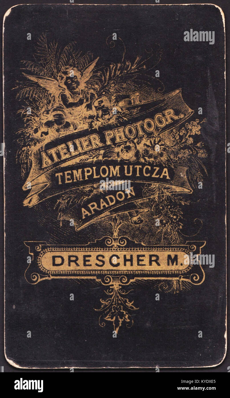 Eine historische Fotografie, die die Templom-Straße und das Fotostudio von Drescher Mária in Ungarn zeigt und das urbane und berufliche Leben des frühen 20. Jahrhunderts dokumentiert. Stockfoto