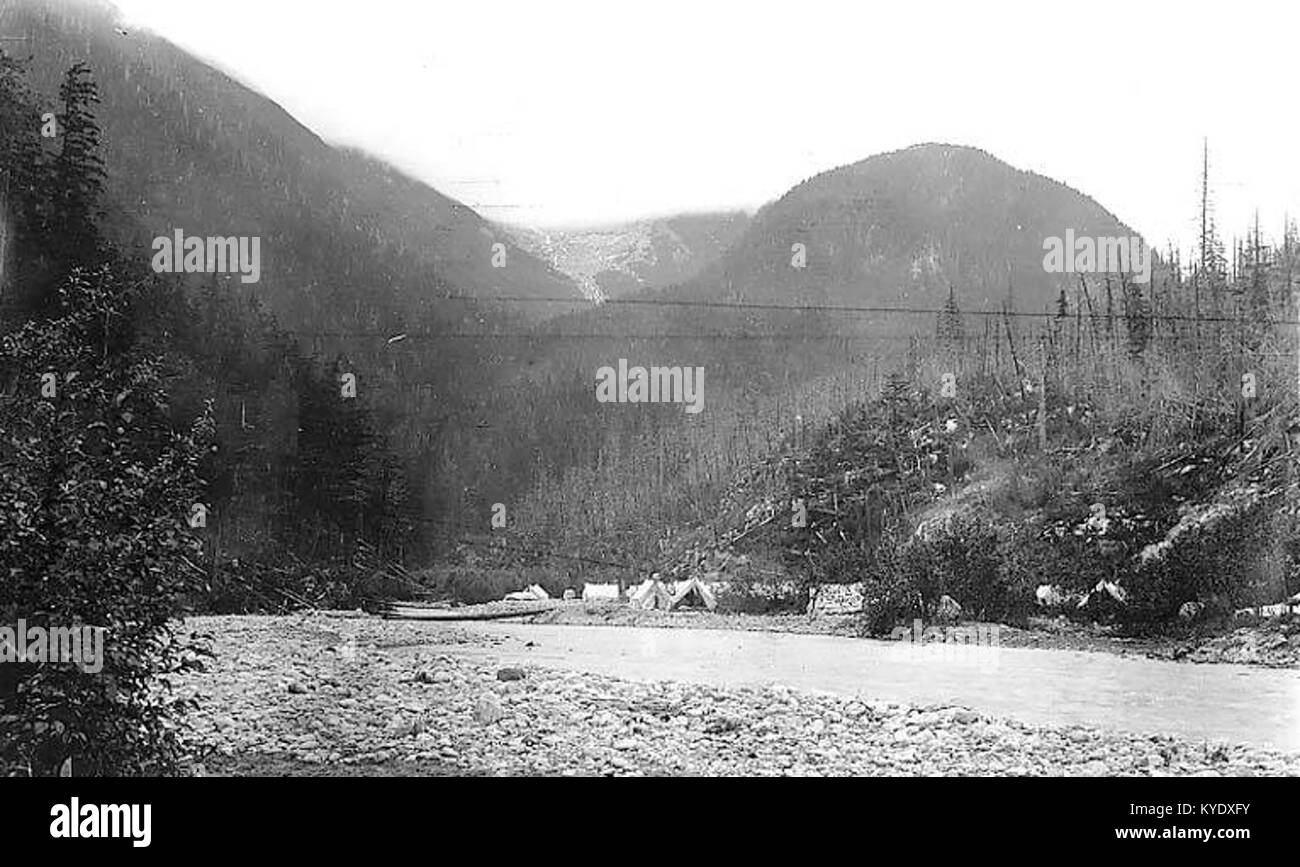 Ein Foto, das 1897 an der Mündung des Dyea Canyon aufgenommen wurde und Zelte in Canyon City entlang des Chilkoot Trail während des Klondike Gold Rush zeigt. Sie dokumentiert die frühen Goldgräberlager in Alaska. Stockfoto