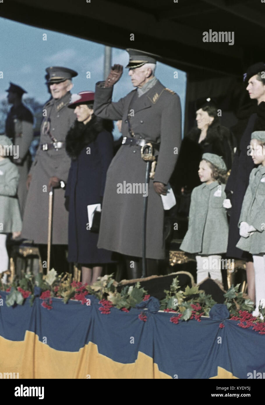 Ein Foto aus dem Jahr 1942, das den schwedischen Militärführer Olof Thörnell mit Kronprinzessin Louise, König Gustaf V. und Prinzessin Sibylla zeigt, dokumentiert königliche und militärische Figuren im Kriegsschauspiel Schweden. Stockfoto