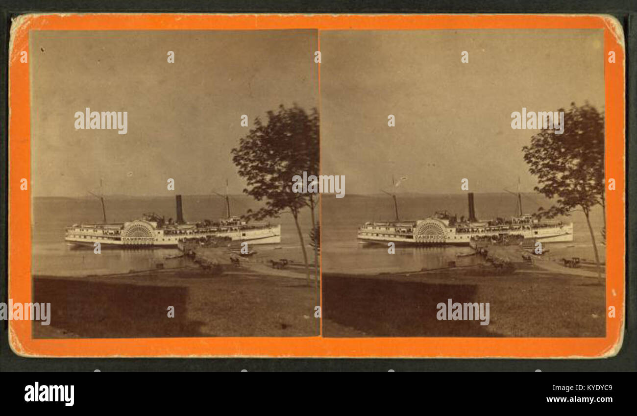 Ein stereoskopisches Bild des angedockten Schiffes „Cambridge“ mit Rumpf, Masten und umliegenden Hafenanlagen für die maritime Dokumentation. Stockfoto