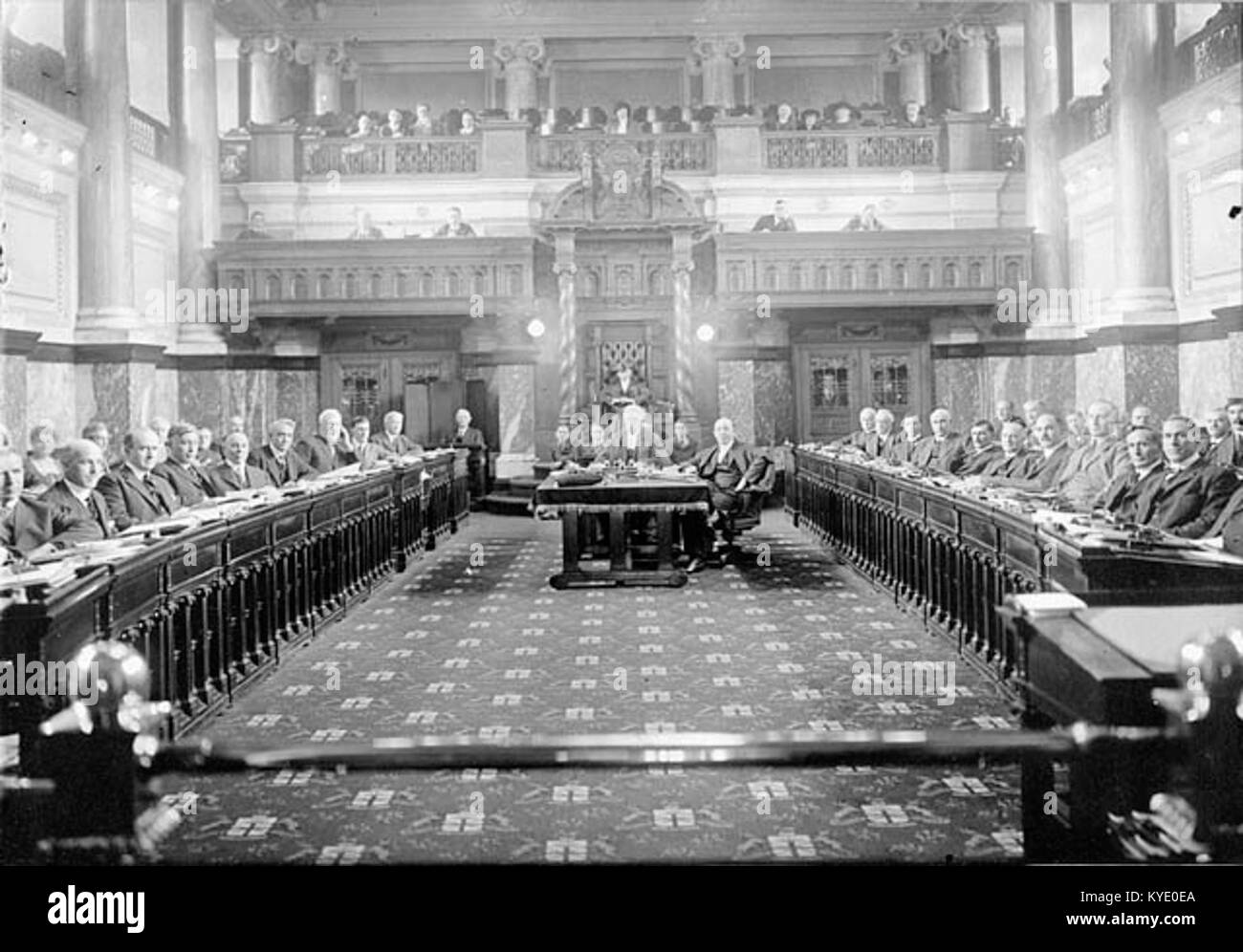 Foto der Legislative von British Columbia in der Sitzung 1921, in der Mitglieder der Kammer während der parlamentarischen Verfahren in Victoria, Kanada, gefangen wurden. Stockfoto