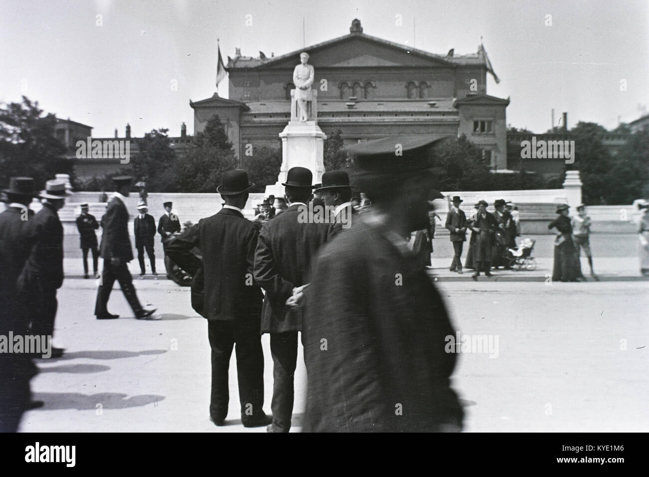 Tiergarten, der Königsplatz (ma ein Platz der Republik van eine helyén), ein Moltke emlékmű mögött ein Krolloper. 86191 Fortepan Stockfoto