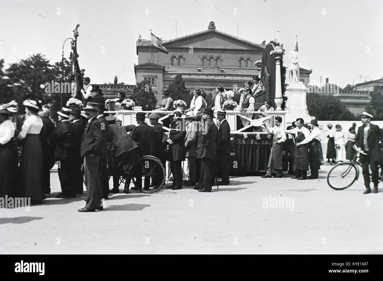Dieses Foto zeigt den Tiergarten in Berlin und den Königsplatz und das Moltke-Denkmal hinter der Oper Kroll. Sie spiegelt das historische Stadtdesign und die architektonischen Besonderheiten Berlins des frühen 20. Jahrhunderts wider. Stockfoto