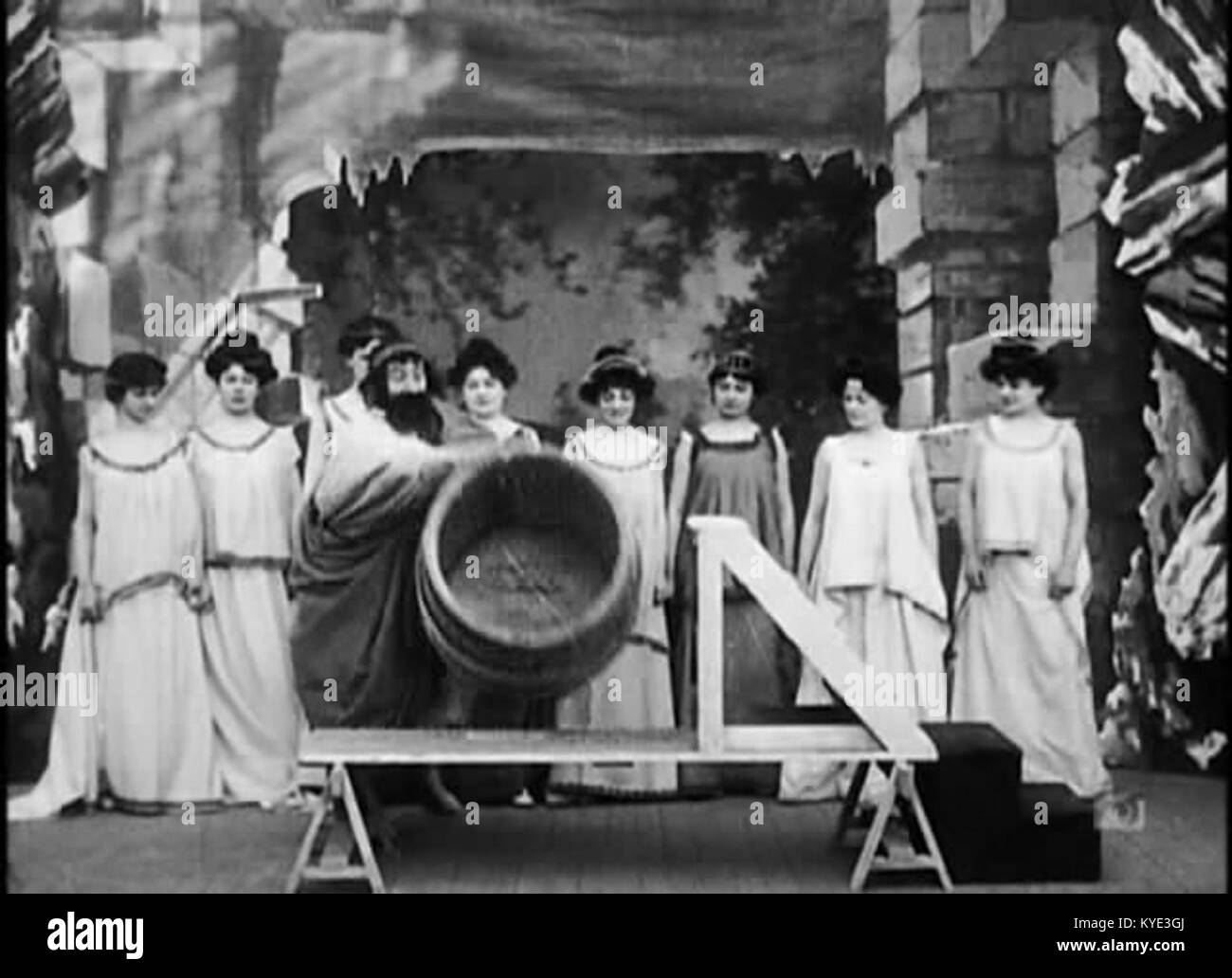 Der Tonneau des Danaides ist ein griechisches mythologisches Symbol für endlose Arbeit und verweist auf die Bestrafung der Danaiden, die ewig Wasser in undichten Gefäßen trugen. Stockfoto