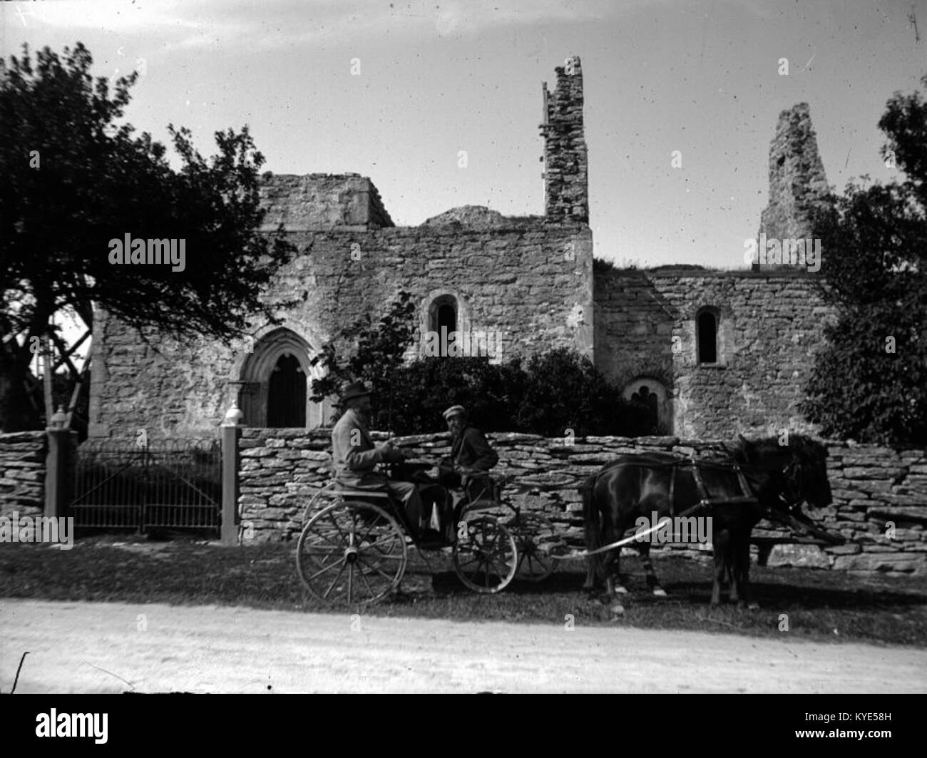 Die Träkumla-Kirche, ein älteres mittelalterliches Bauwerk auf Gotland, Schweden, zeichnet sich durch Kalksteinbau und gotischen Architekturstil aus, mit erhaltenen Fresken und romanischen Einflüssen. Stockfoto