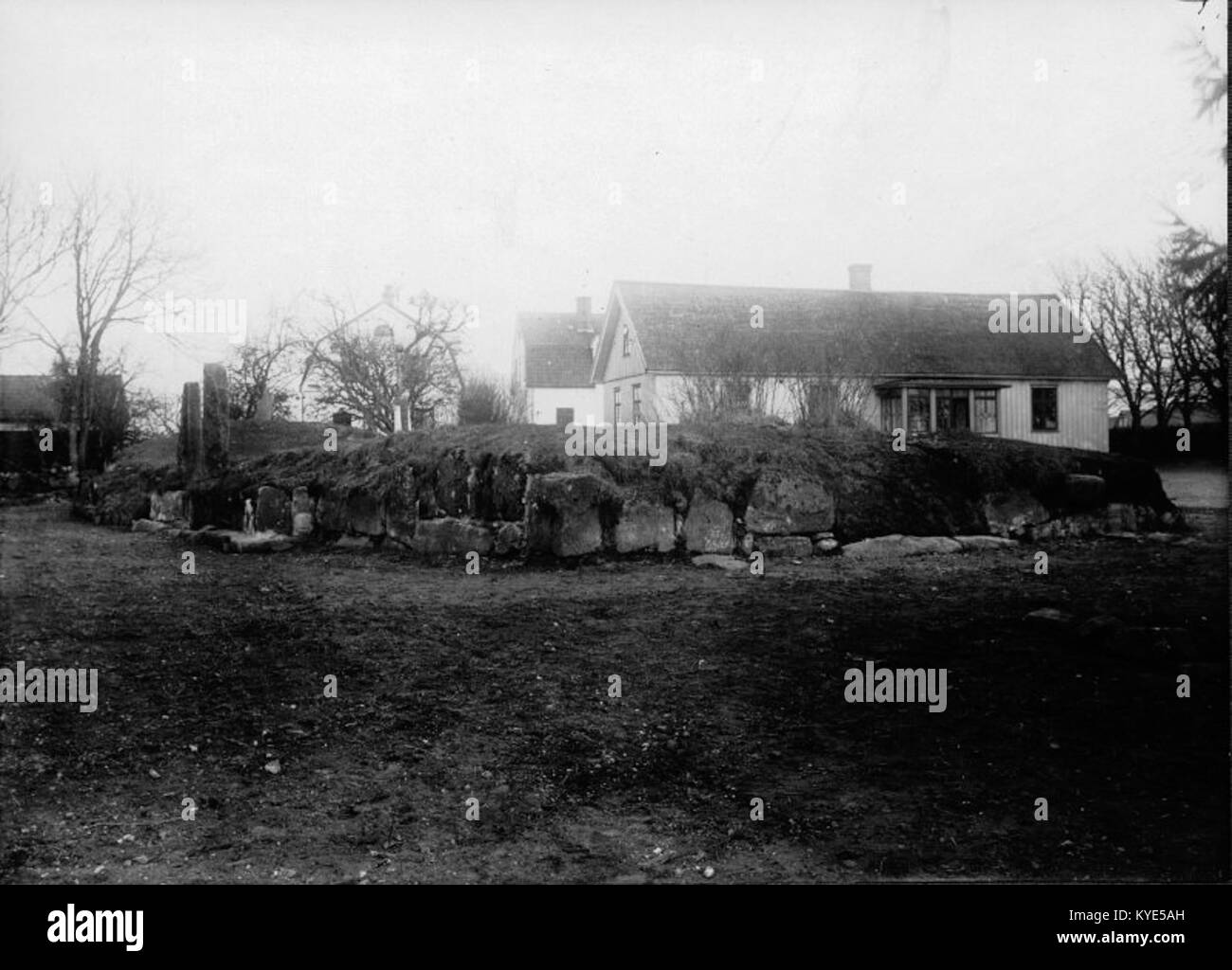 Das Foto zeigt die Ruinen der Trälvskirche in Schweden, ein Überbleibsel mittelalterlicher Kirchenarchitektur. Die Stätte spiegelt die religiöse und kulturelle Geschichte der Region und die Bemühungen um den Erhalt wider. Stockfoto