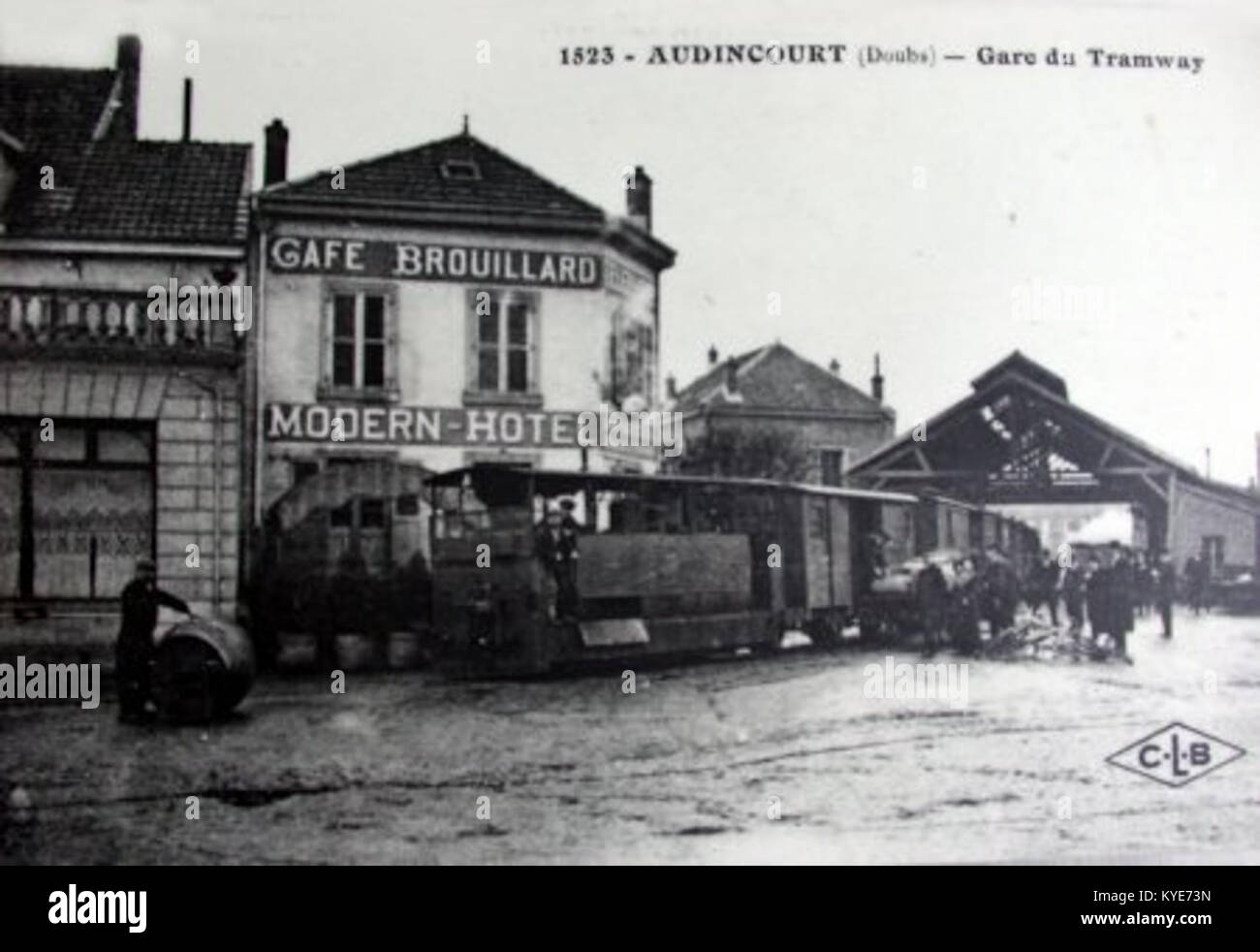 Ein historisches Foto, das eine Straßenbahn im Vallée d’Hérimoncourt zeigt, die zum Verladen von Gütern genutzt wurde und die regionale industrielle Tätigkeit und die Verkehrsinfrastruktur im Frankreich des frühen 20. Jahrhunderts veranschaulicht. Stockfoto