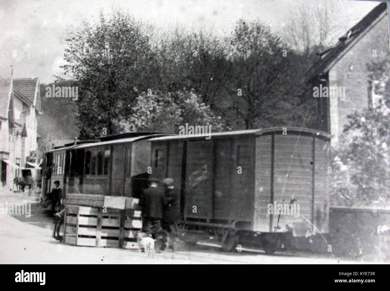 Foto der Straßenbahnlinie Hérimoncourt Valley, die das Be- und Entladen von Gütern zeigt und die Transport- und Logistikpraktiken des frühen 20. Jahrhunderts in Frankreich veranschaulicht. Stockfoto