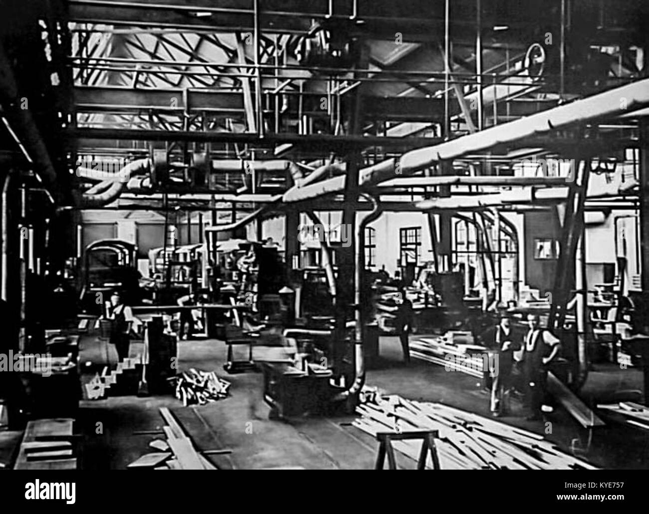 Dieses Bild zeigt eine Straßenbahnwerkstatt in Randwick, Australien, die Arbeiter und Ausrüstung zeigt, die bei der Holzbearbeitung und Instandhaltung von Straßenbahnkomponenten verwendet werden. Stockfoto