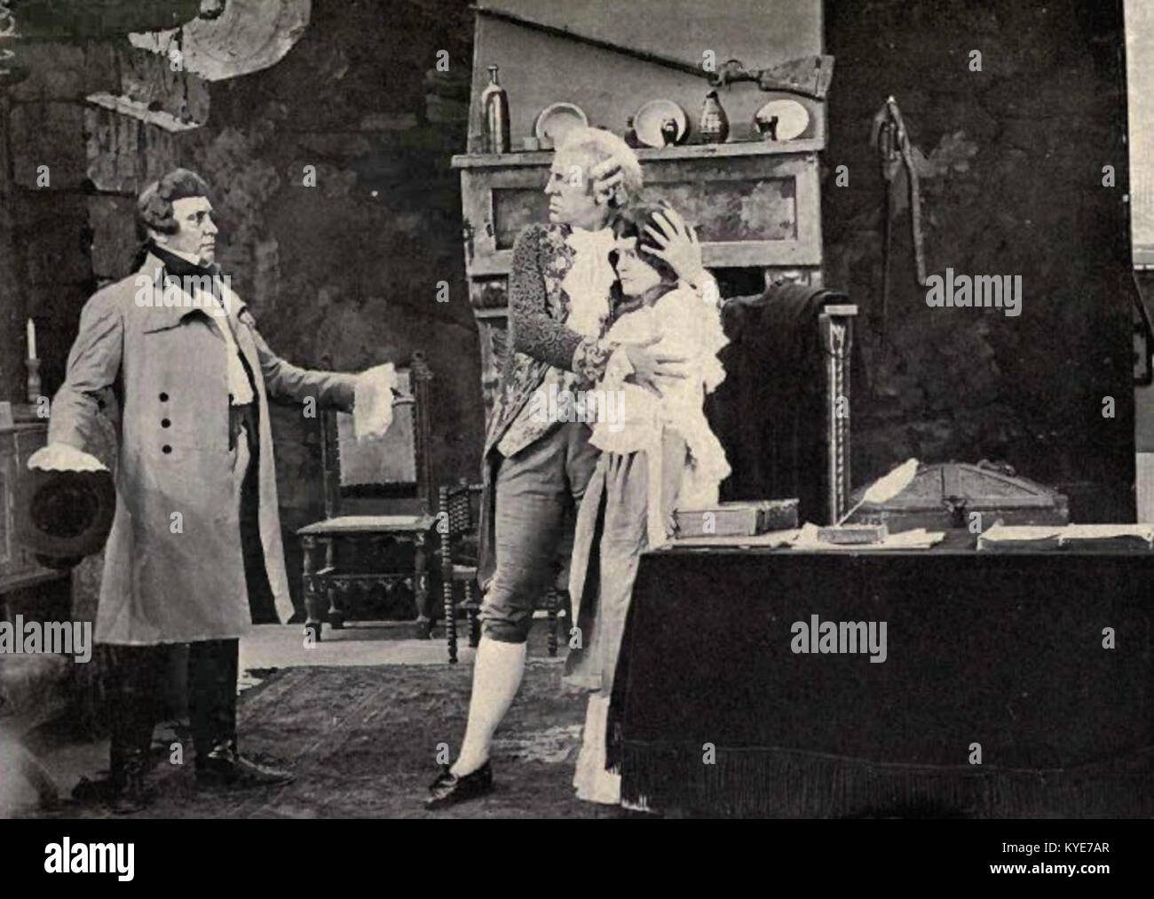 Das Kunstwerk aus dem Jahr 1911 mit dem Titel „Schätze des Waldes“ zeigt eine dichte Waldlandschaft mit hohen Bäumen, Unterholz, Licht, das durch Laub filtert und ein Gefühl von natürlicher Fülle. Stockfoto