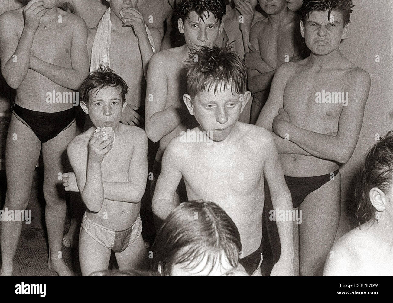 Trening plavalcev plavalnega kluba Branik v mariborskem mestnem kopališču 1957 Stockfoto