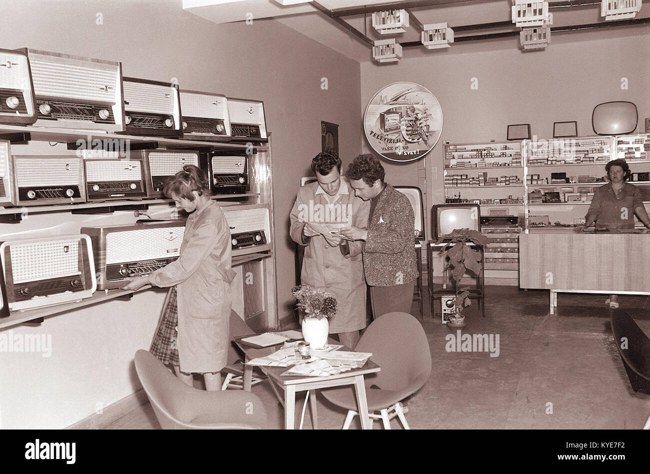 Ein Einzelhandelsgeschäft in Celje, Slowenien, um 1960, das Radio- und TV-Receiver, Schallplatten und verschiedene technische Geräte verkauft. Dieses Bild bietet einen Einblick in die Verbrauchertechnologie und die Einzelhandelskultur der damaligen Zeit. Stockfoto