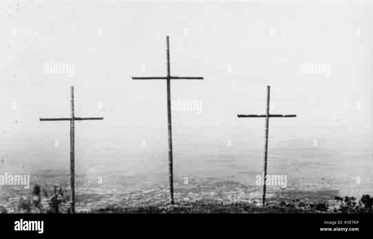 Eine Darstellung von „Tri Krucoj el Gŭaduo“ (drei Kreuze aus Bambus), die sich wahrscheinlich auf eine traditionelle Bambusstruktur mit drei Kreuzen bezieht, die christliches Erbe und Handwerk symbolisiert. Stockfoto