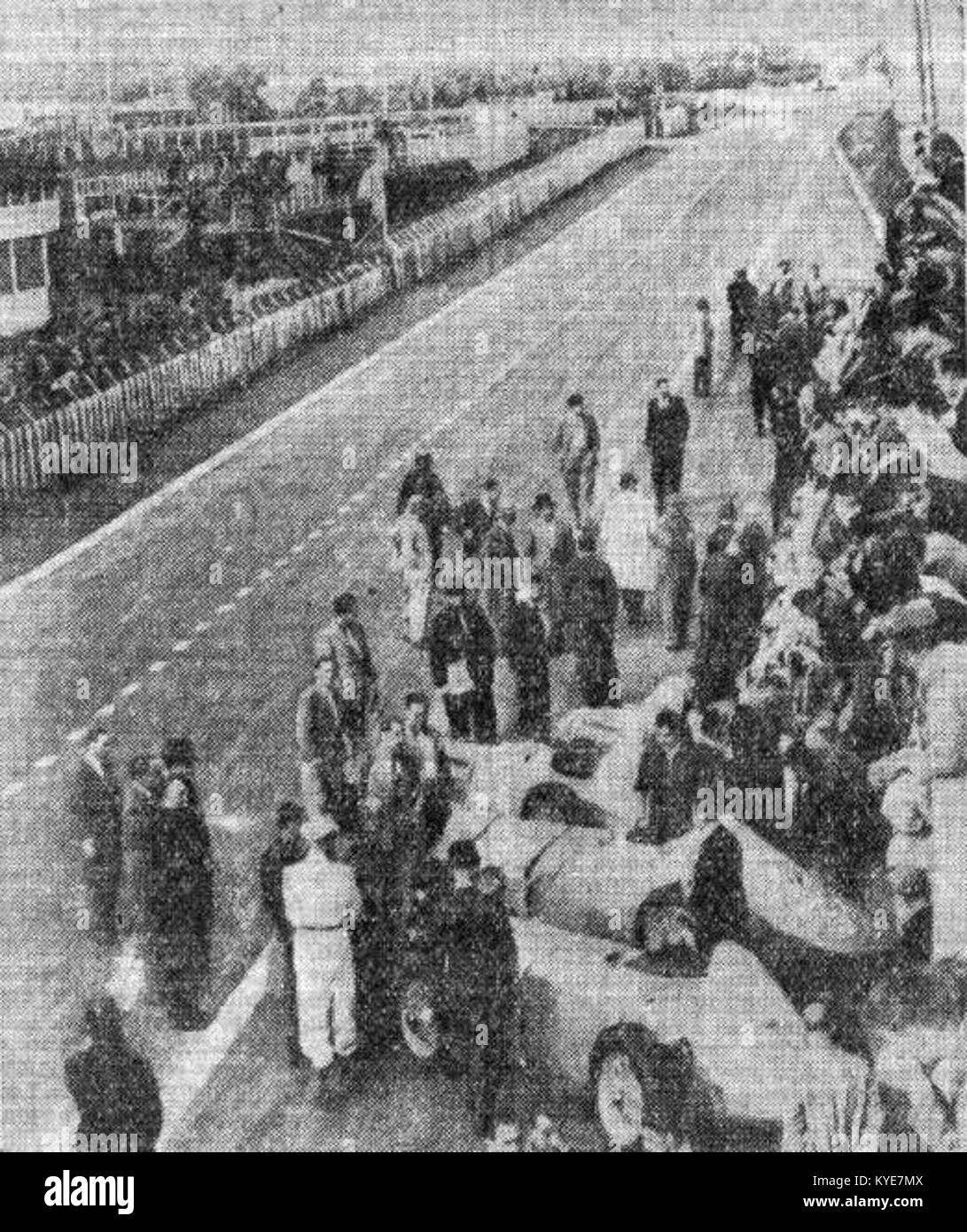 Foto von drei französischen Autos während der Testfahrten beim Grand Prix 1939 des Automobile Club de France, wobei Fahrzeuge und Renntechnik der damaligen Zeit vorgestellt werden. Stockfoto