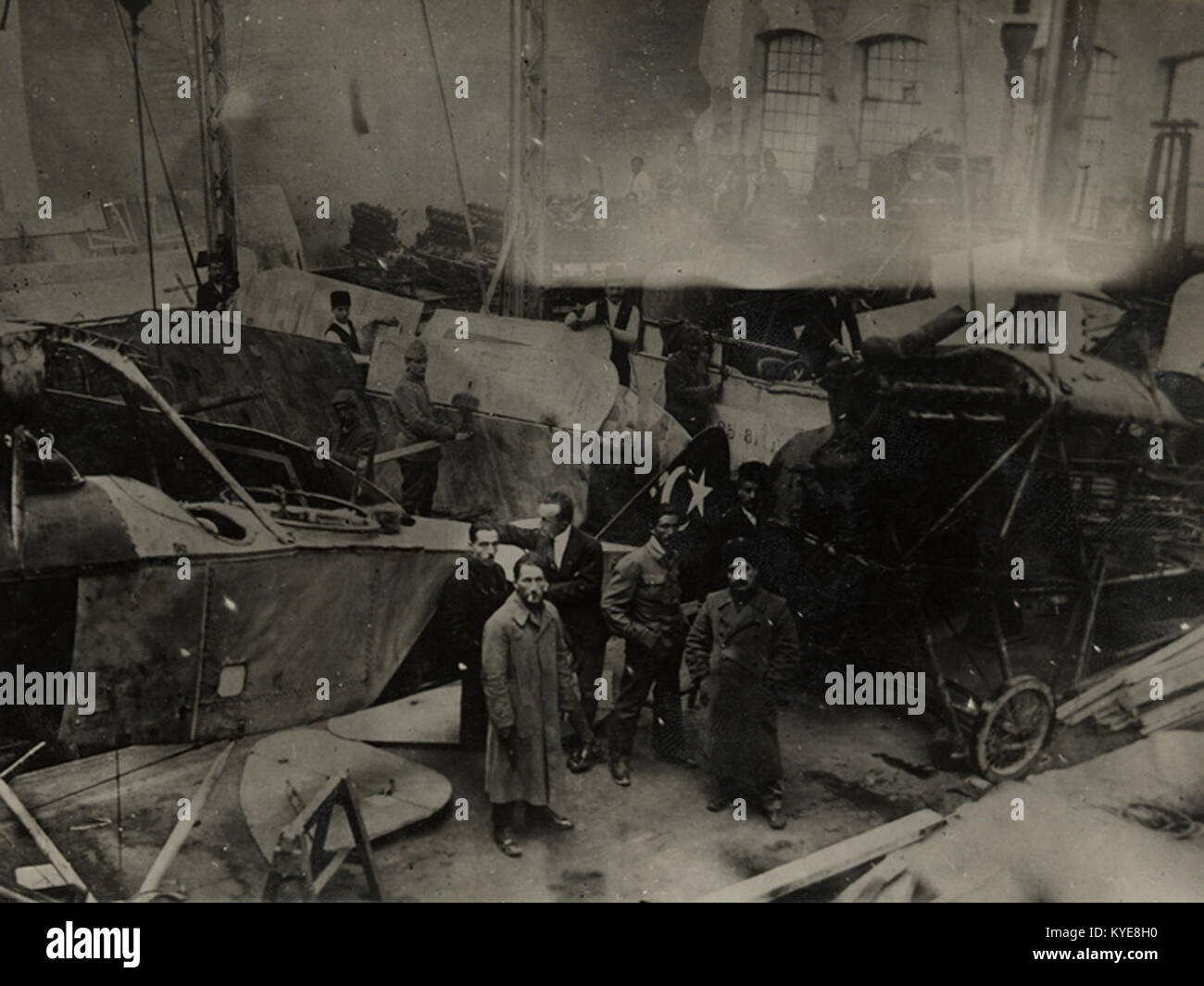 Türkisches Militärflugzeug in der Eskisehir Railway Workshop, in dem die Fähigkeiten der Luftfahrt und Ingenieurskunst in der Türkei vorgestellt werden. Stockfoto Türkisches Militärflugzeug in der Eskisehir Railway Workshop, in dem die Fähigkeiten der Luftfahrt und Ingenieurskunst in der Türkei vorgestellt werden. Stockfoto