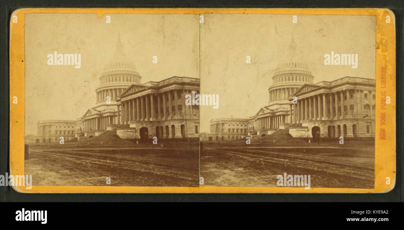 Diese stereoskopische Ansicht erfasst die Ostfront des Kapitols der Vereinigten Staaten in Washington, D.C. und zeigt seinen klassischen Portikus, Marmortreppen, einen von Bäumen gesäumten Zugang und das umliegende Gelände während der Erweiterung des nationalen Parlamentsgebäudes Ende des 19. Jahrhunderts. Stockfoto