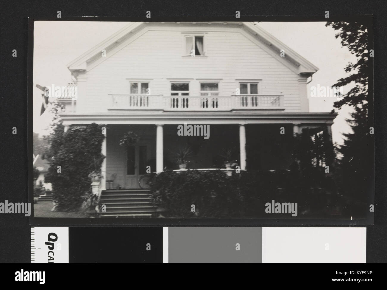 Diese Schwarzweiß-Fotografie aus den Jahren 1952–1953 zeigt einen nicht identifizierten großen Bauernhof in Norwegen. Das Bild zeigt die Architektur und Umgebung des Gebäudes und spiegelt das ländliche norwegische Leben wider. Stockfoto